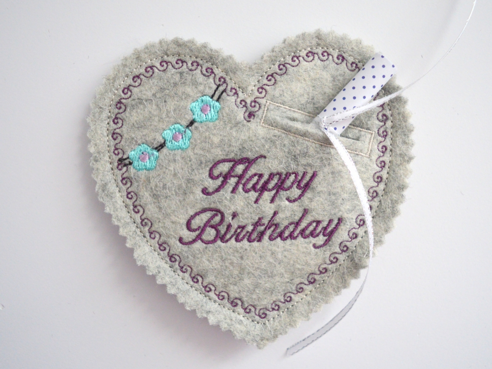 Bild 1 von ITH Stickdatei Geschenkanhänger Herzen mit Sprüche für Glückwünsche und Geldgeschenke 