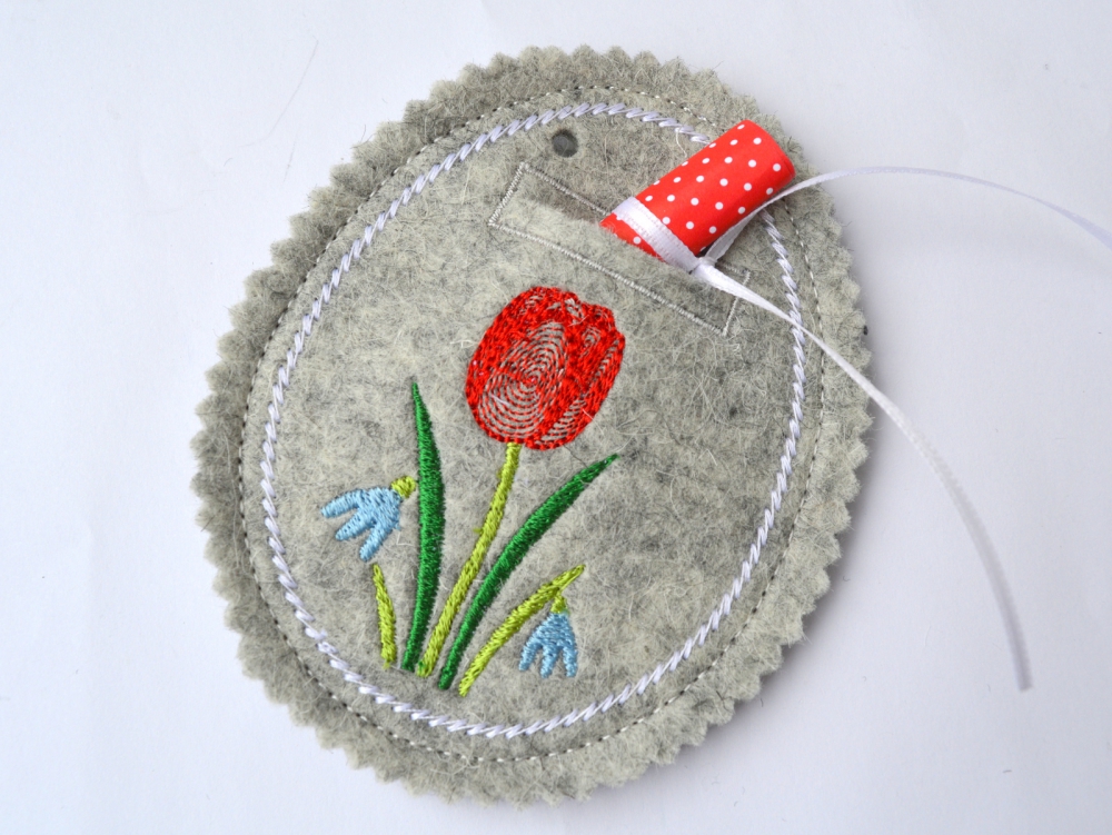 Bild 1 von ITH Stickdatei Geschenkanhänger Osterei für Glückwünsche mit Relief Blumen  / (Größe) 10x8cm