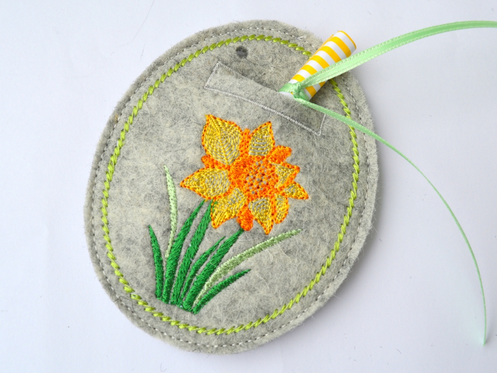 Bild 1 von ITH Stickdatei Geschenkanhänger Osterei für Glückwünsche mit Relief Blumen  / (Größe) 13x10cm