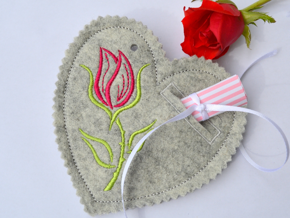 Bild 1 von ITH Stickdatei Geschenkanhänger Herz mit Rosenknospe für Botschaften Geldgeschenke 10x10cm  / (Größe) 10x10cm
