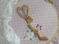 Bild 3 von Stickdatei Hase, sitzende Hasendame mit Blumen 13x18cm